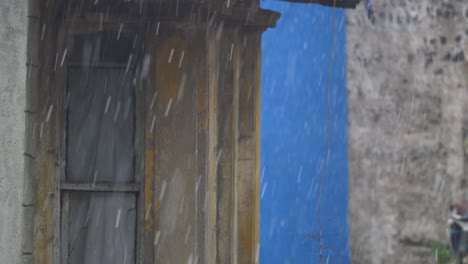 día lluvioso en un viejo edificio