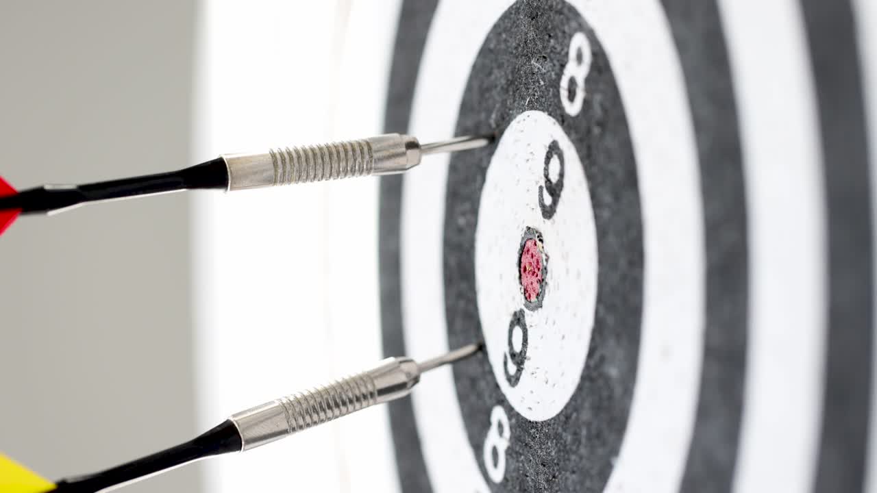 dardos dardos volando casi en el objetivo película 4k