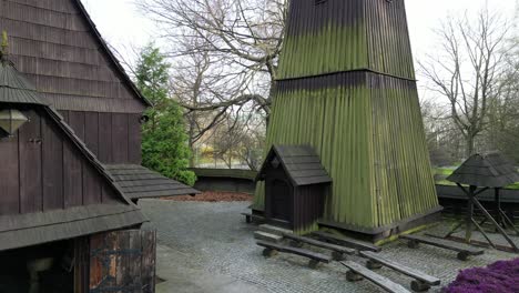 Glockenturm-Und-Alte-Historische-Kirche-Aus-Dem-Mittelalter,-Ganz-Aus-Holz---Drohnenansicht-4k