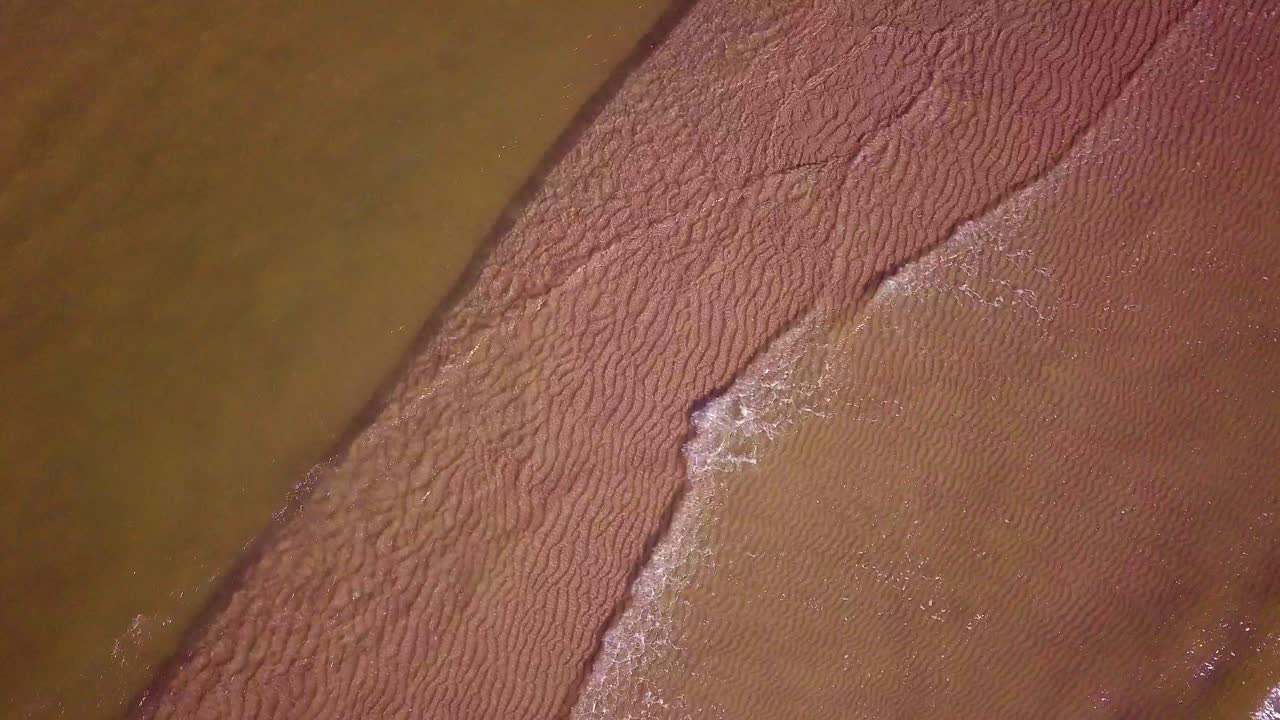 화창한 날 발트해 연안의 공중 조감도, 작은 파도와 잔물결, 해안 침식, 기후 변화, 위쪽 전망이 오른쪽으로 회전