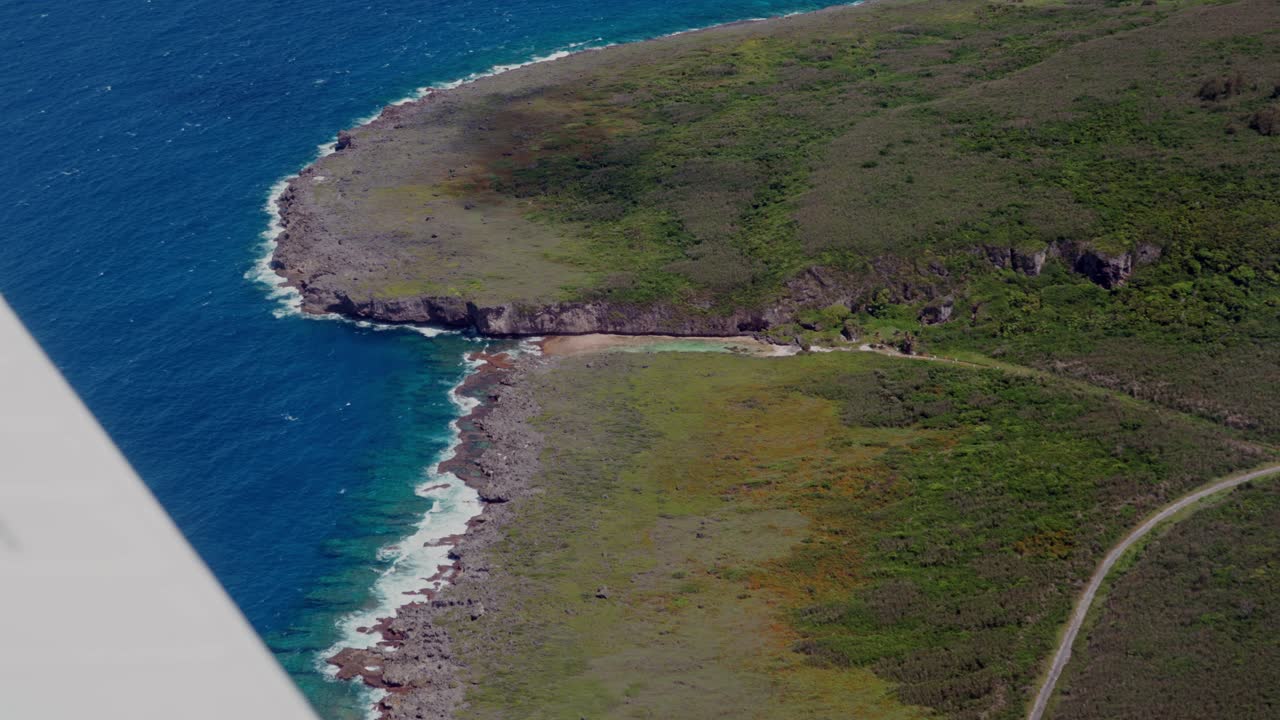비행기 창문 에서 섬 의 전망