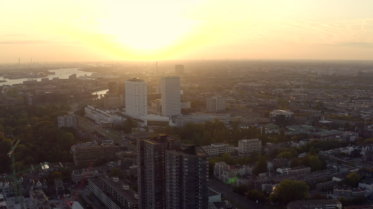 Tomada deslizante sobre a paisagem urbana de Roterdã - Holanda durante a Hora Dourada. Paisagem urbana quente, vívida e calmante