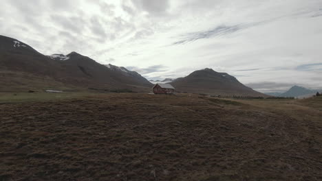 Abandoned-house-in-the-middle-of-nowhere