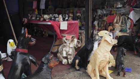 Exhibición-De-Estatuas-De-Animales-En-La-Tienda-En-La-Ciudad-De-Pomaire-En-Chile