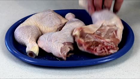 poner sal en las patas de pollo