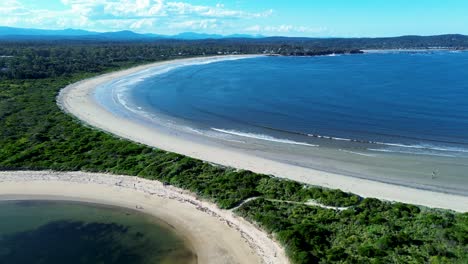 Drohnen-Luftlandschaft,-Weißer-Sand,-Bucht,-Ozeanwellen,-Küstenlinie,-Buschland,-Broulee-Strand,-Mossy-Point,-Tomakin,-Südküste-Australiens