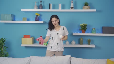 la joven que limpia bailando es feliz.