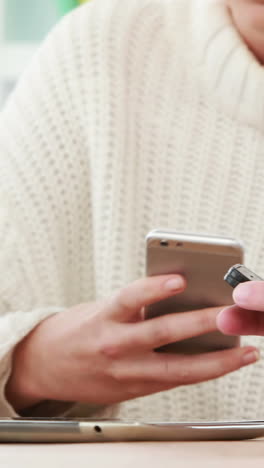 hipsters usando sus teléfonos inteligentes juntos