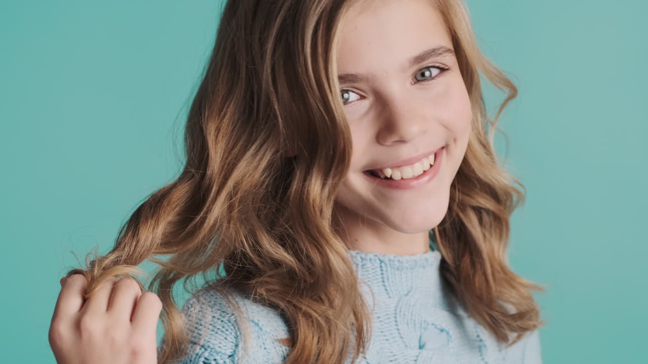 카메라 앞에서 행복한 십대 백인 소녀.