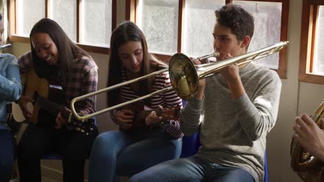 Músicos-Adolescentes-Ensayando