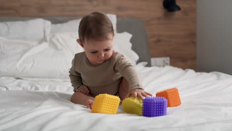 Video-De-Un-Bebé-Feliz-Jugando-En-La-Cama.