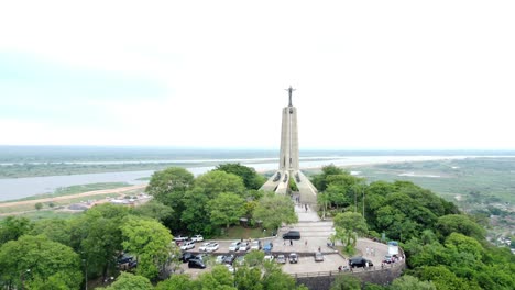 Orbitaufnahme-Der-Siegesfriedensstatue-Auf-Dem-Hügel,-Paraguay