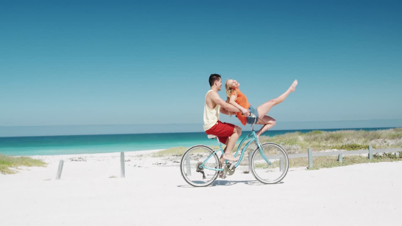 사랑 에 빠진 부부 가 함께 해변 에서 자유로운 시간 을 즐기고 있다