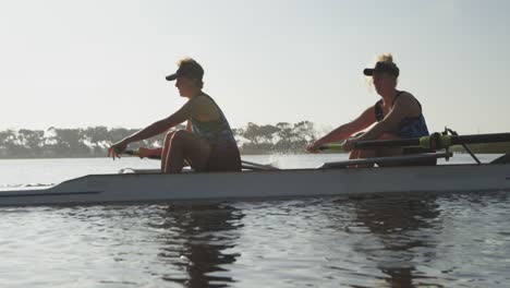 remeras entrenando en un río