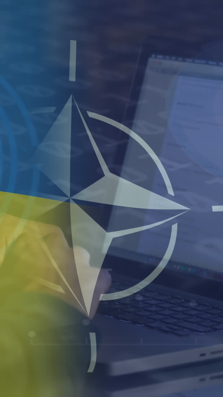 animación de la mano de un hacker caucásico sobre la bandera de la otan y ucrania