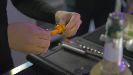 video de cierre en cámara lenta de un barman preparando una bebida en un evento