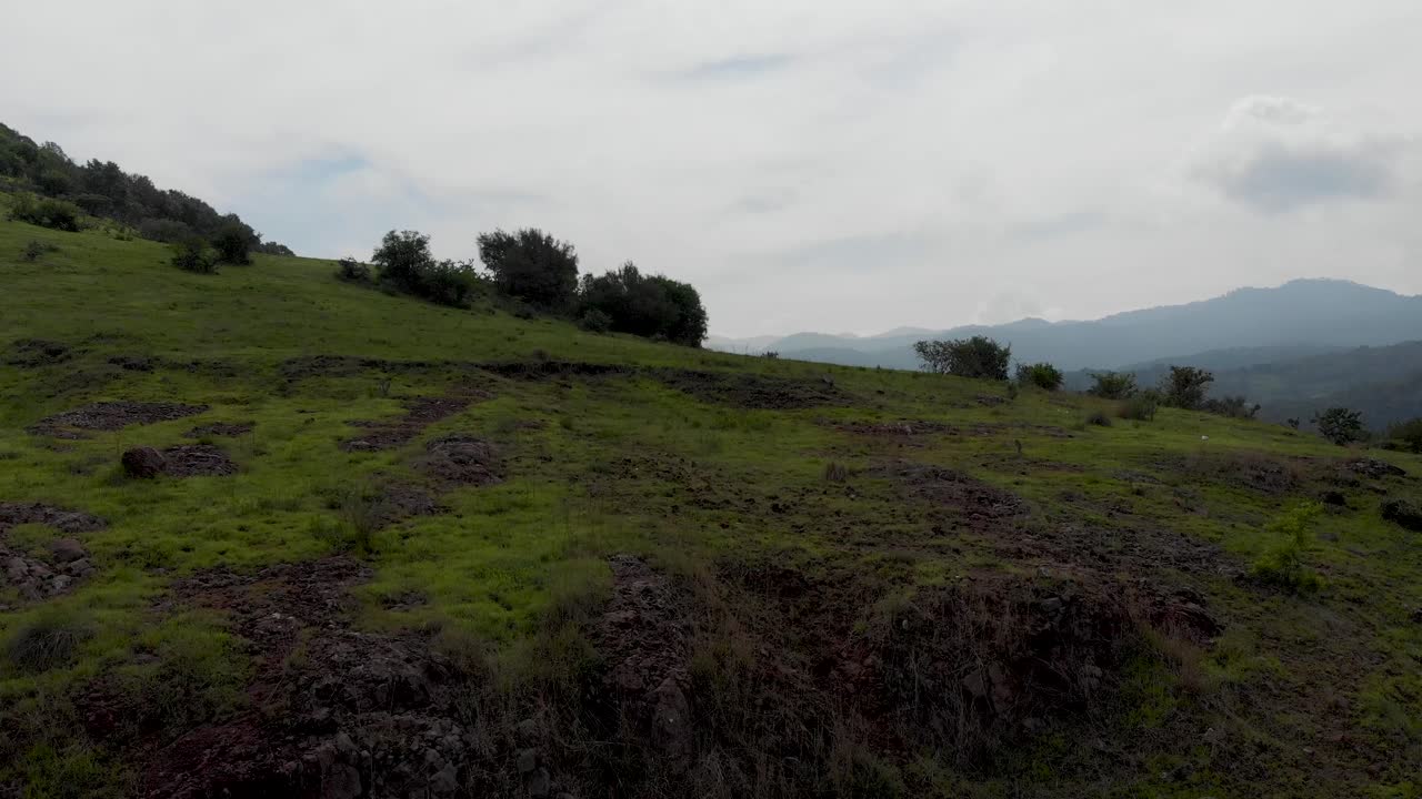 Paesaggio montano con un drone mentre il luogo viene rivelato