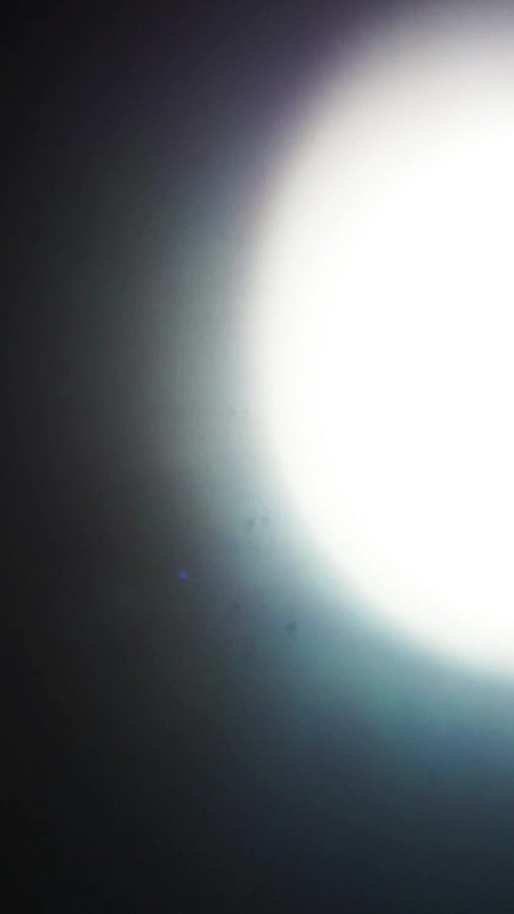 Efeito de Transição de Vazamento de Luz Abstrato em Fundo Preto