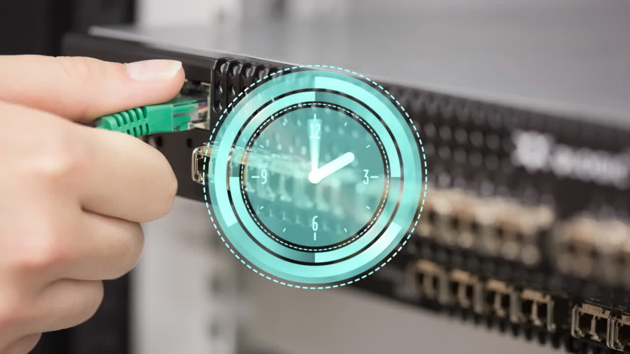 animación de reloj en movimiento sobre las manos de una mujer caucásica en la sala del servidor