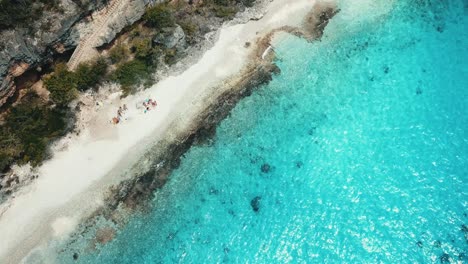 Vista-De-Drone-Desde-Arriba-De-Amigos-En-La-Playa-De-1000-Pasos-En-Bonaire,-Caribe-Holandés,-América-Del-Sur