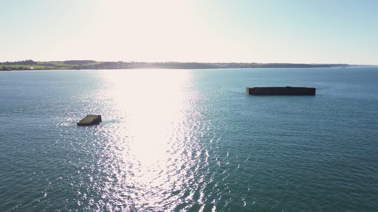 Vista aerea con drone del Porto Mulberry della Seconda Guerra Mondiale ad Asnelles in una giornata di sole.