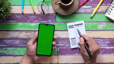 planificador diario con teléfono inteligente
