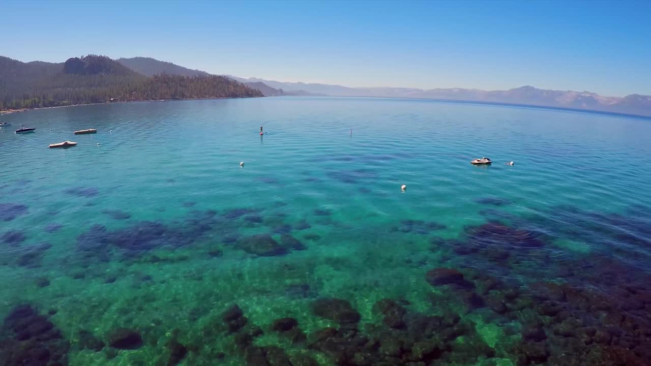 una toma aérea sobre un paddle boarder en el lago tahoe