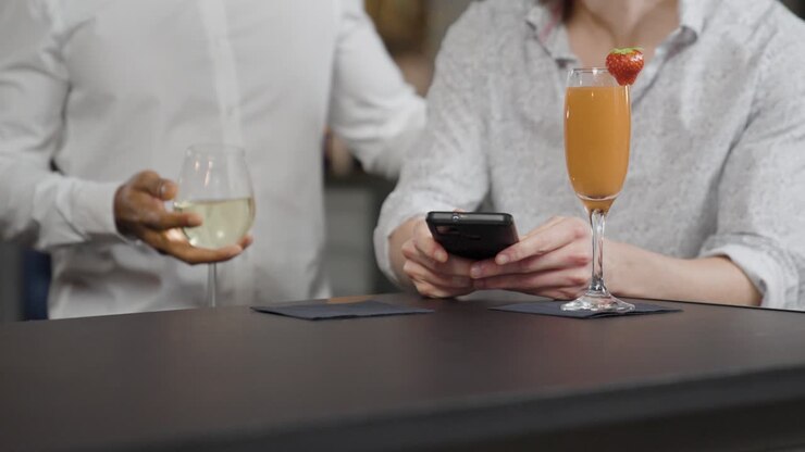 Primo piano di un uomo che si avvicina a un altro uomo in un bar.