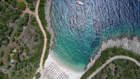 Rotating-Top-View-over-Ammoussa-Beach-Bay,-Sun-Umbrellas,-Lefkada,-Greece