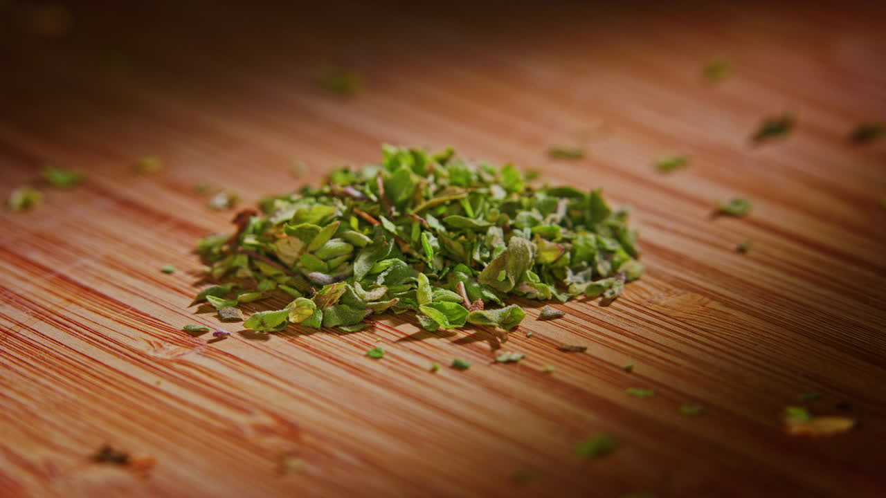 극적인 조명, 카메라  ⁇ 도에 있는 나무 표면에 건조 된 오리가노의  ⁇ 어리