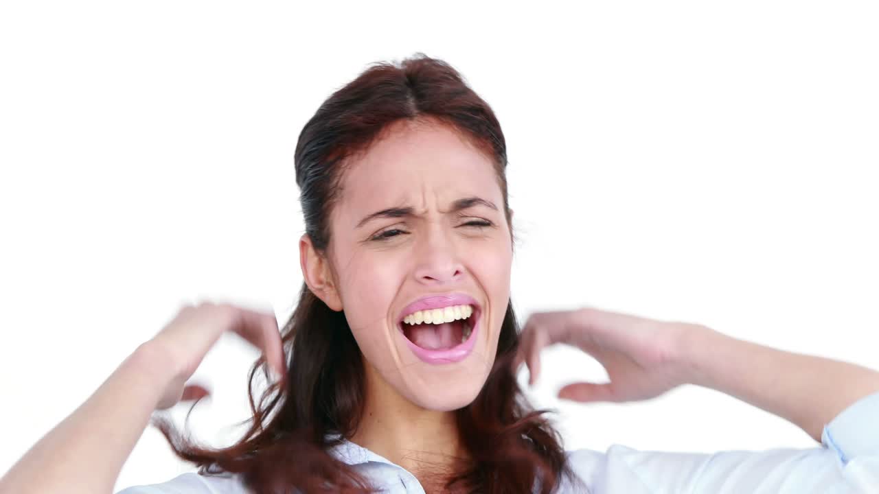 여자가 두통을 느끼고 있습니다.