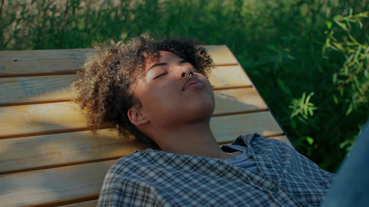 Mulher relaxando ao ar livre em um banco