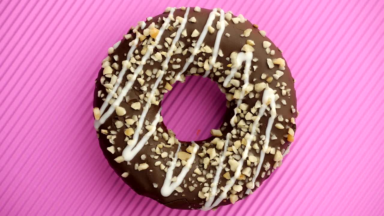 el donut glazado de primer plano.