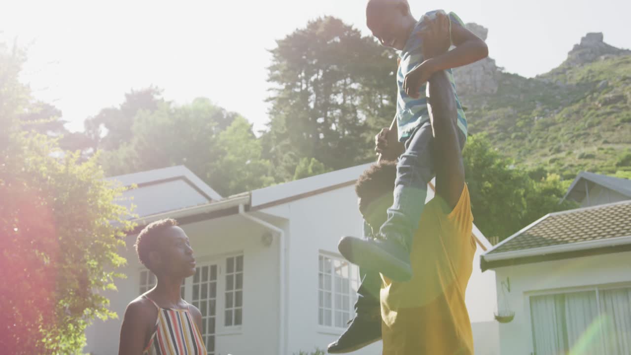 счастливая семья проводит время вместе