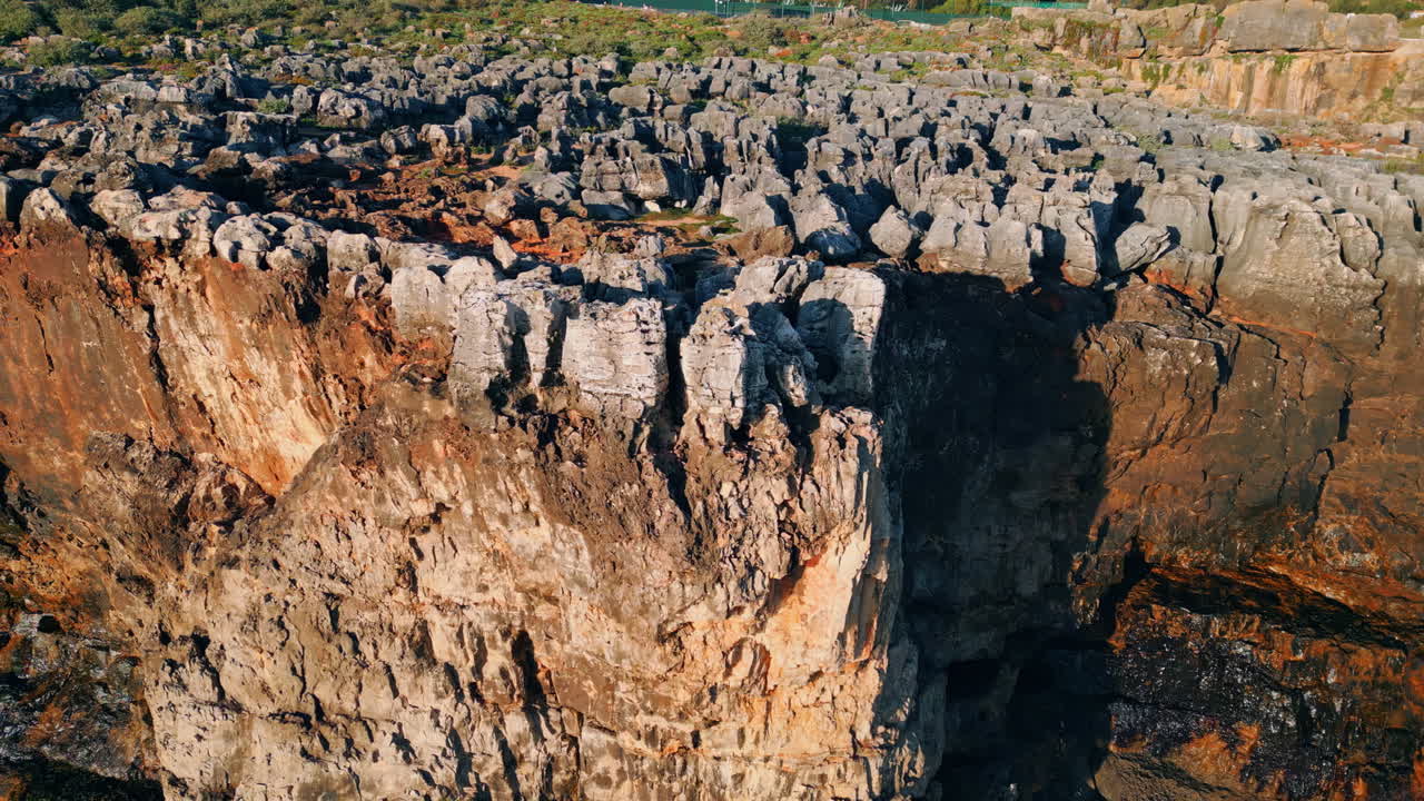 여름의 빛 아래의 거친 바위, 위험한 절벽