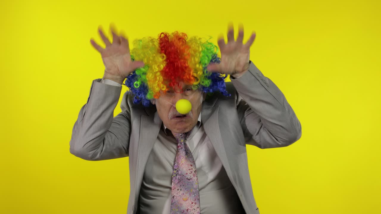 viejo payaso hombre de negocios empresario jefe haciendo caras tontas. espacio de copia
