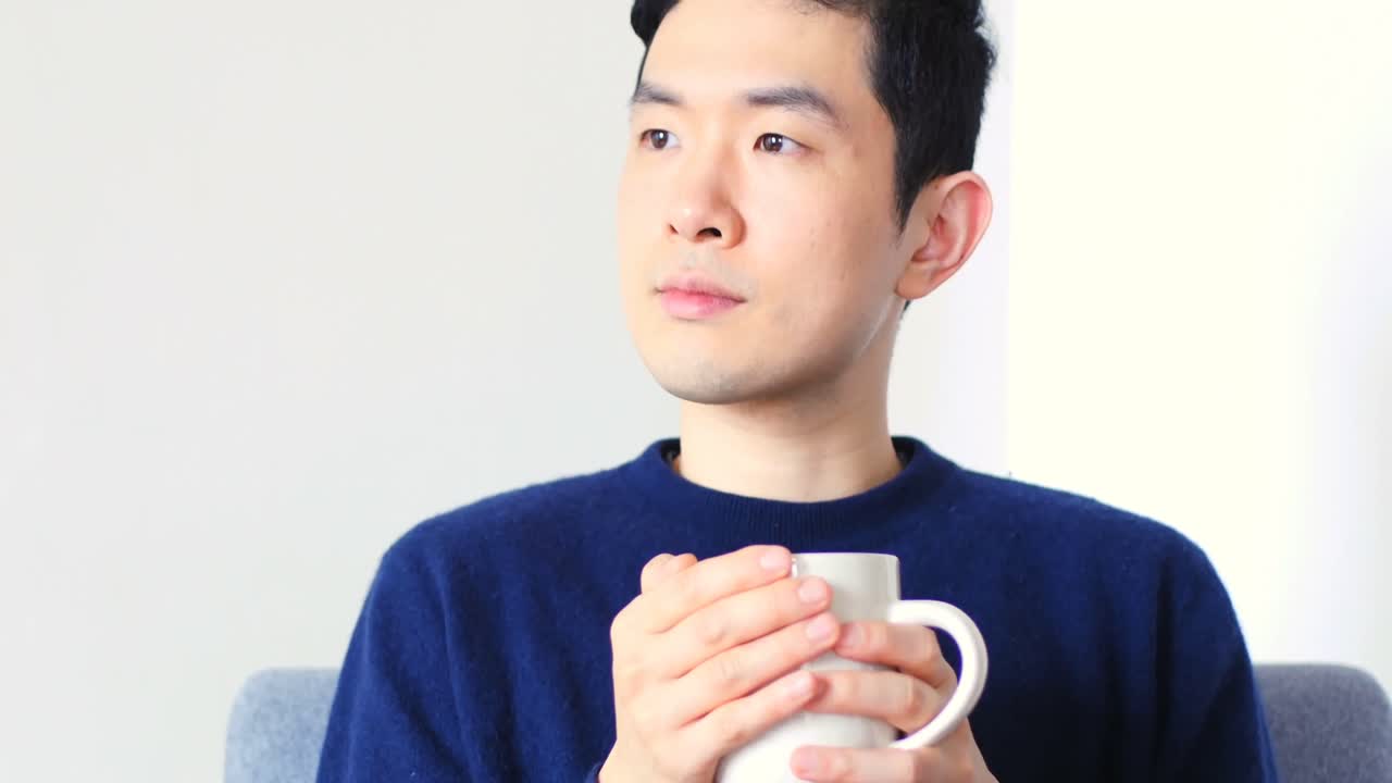 사려 깊은 남자가 커피를 마시고 4k