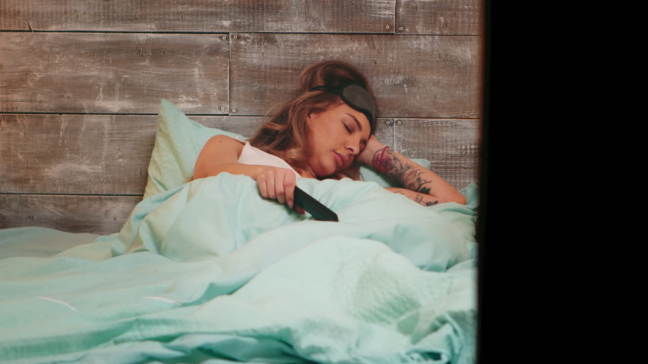 잠옷을 입은 아름다운 젊은 여성이 잠들고 있다