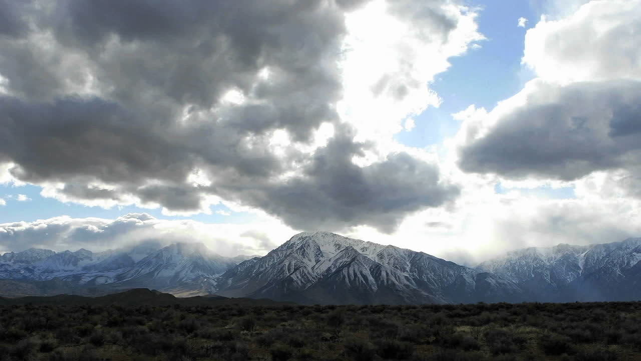 tiro de lapso de tiempo de nubes moviéndose sobre las montañas de sierra nevada en invierno