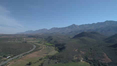 Drone-Vuela-Hacia-Las-Pintorescas-Montañas-Swartberg-En-Klein-Karoo,-Sudáfrica