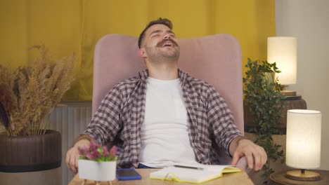 hombre de respiración profunda feliz.