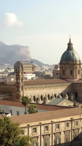 vista aérea de la catedral de palermo y la ciudad