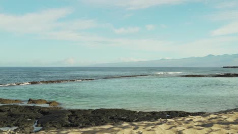 gran poza de marea con formación de lava como arrecife