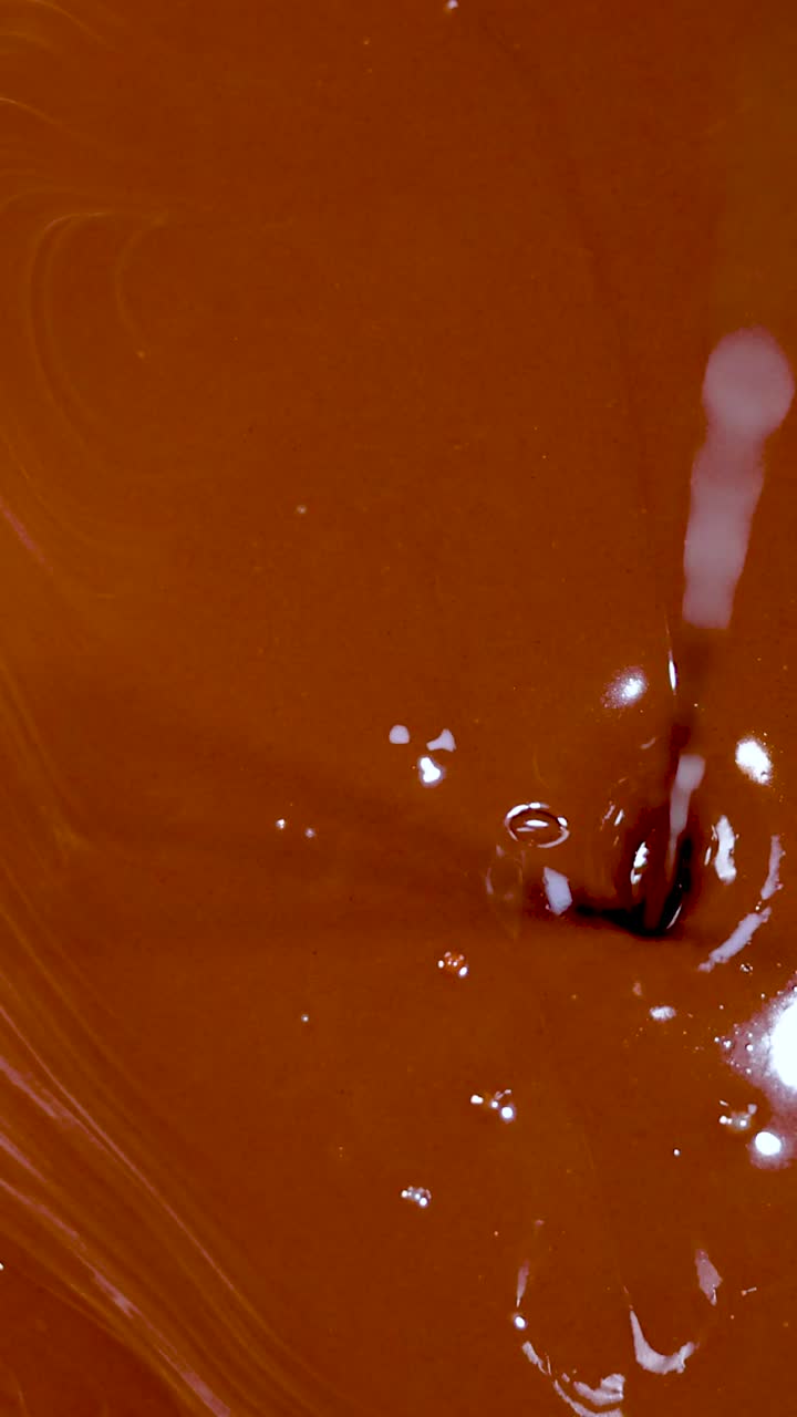 chocolate derritiéndose y girando en vista de cerca