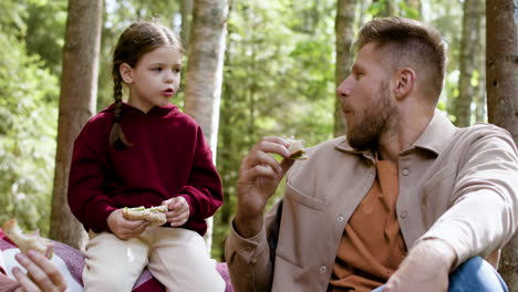 Familie-Beim-Picknick-Im-Wald