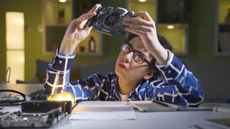 un niño joven que es aficionado a la electrónica.