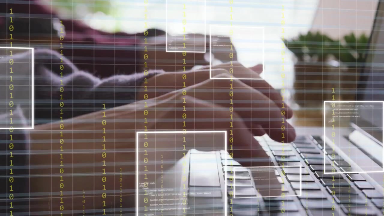 Colleghi con le mani sospese avviano una sovrapposizione di dati aumentati, poi digitano sul laptop per la codifica.