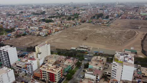 antiguo sitio inca en lima perú llamado "huaca san mateo" video de drones grabado mientras giraba a la derecha mientras volaba a la izquierda