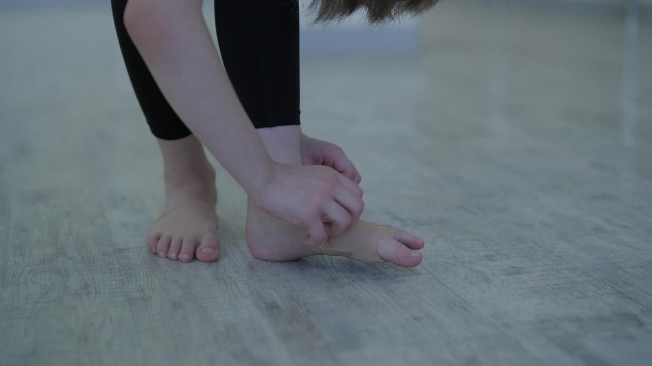 젊은 발레리나 가 스튜디오 에서 춤 을 연습 하고 있다