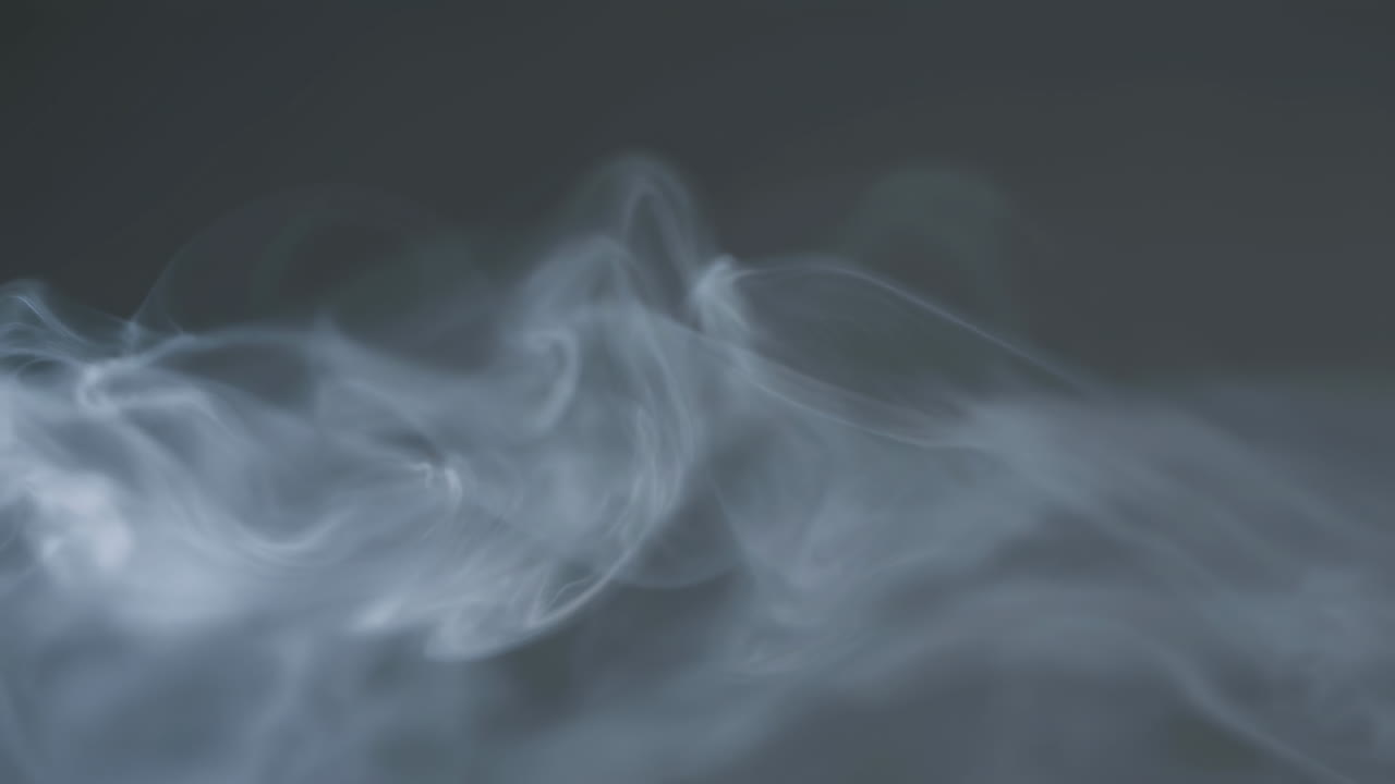Fumo bianco etereo che vortica su uno sfondo grigio scuro